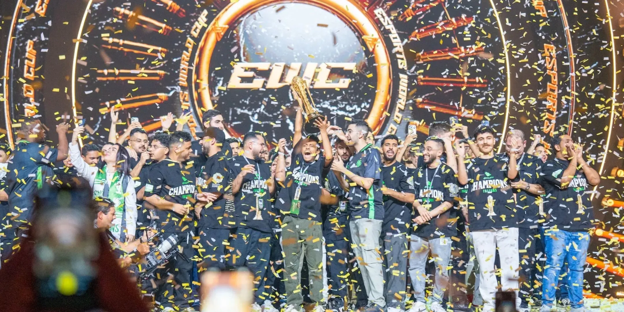 Logo Esports World Cup và đội Team Falcons biểu tượng cho sự đầu tư của Ả Rập Xê Út