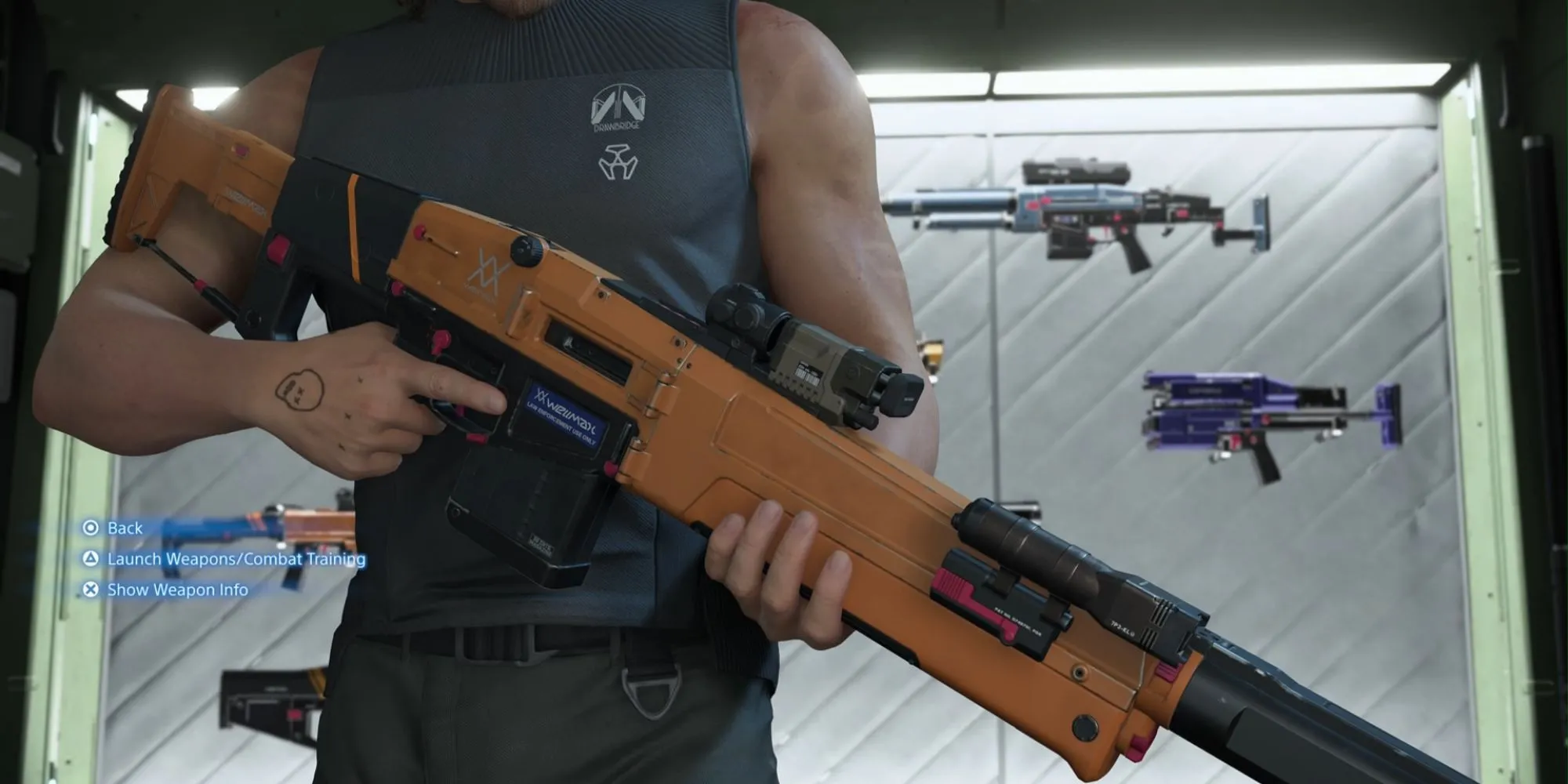 Sam Bridges đang bắn một loại vũ khí mới vào mục tiêu trong phòng huấn luyện VR của Death Stranding 2.