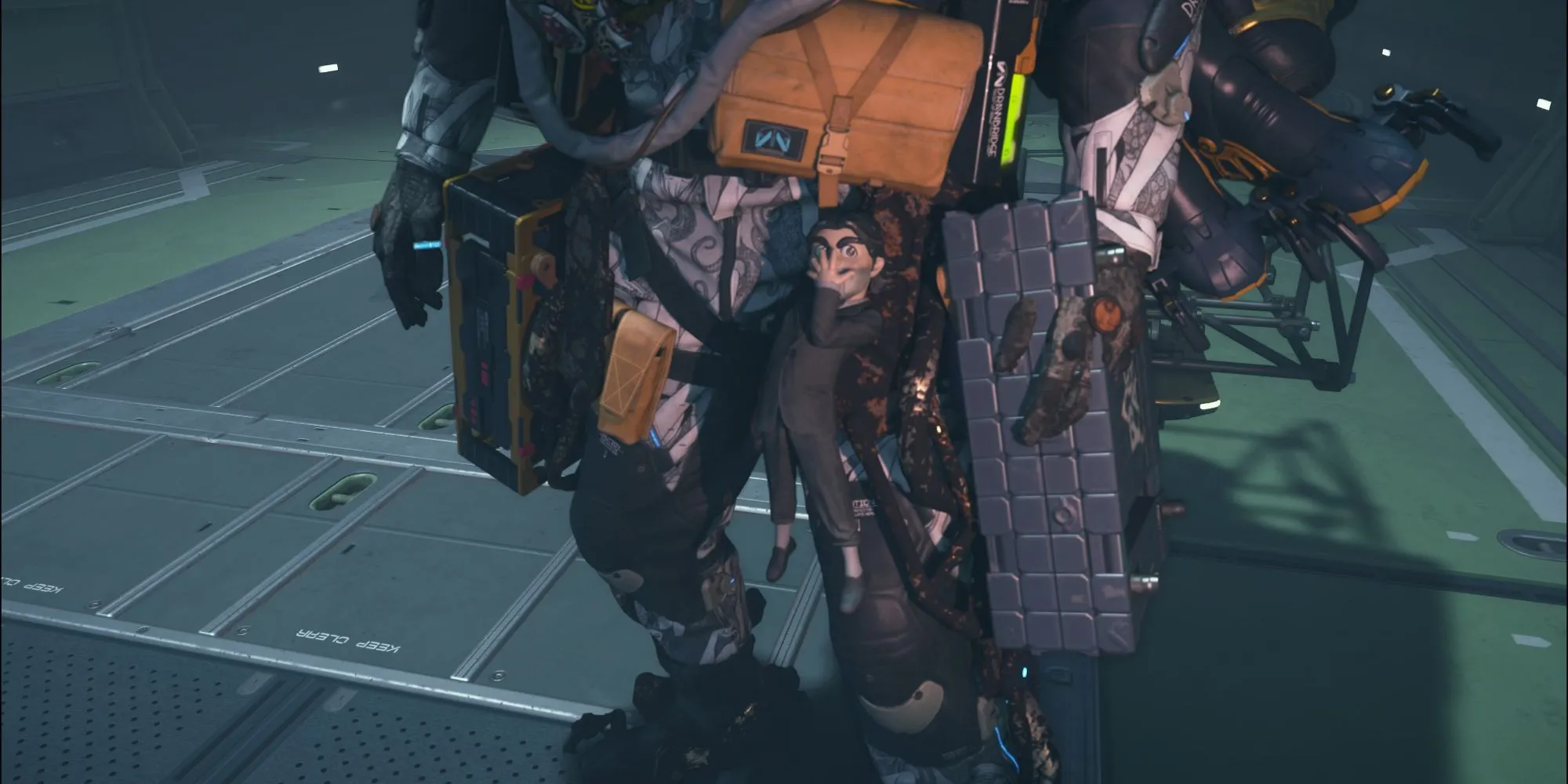 Sam Bridges đang nhìn vào một vật thể bí ẩn, có thể là Dollman hoặc một cơ chế hỗ trợ, trong Death Stranding 2.